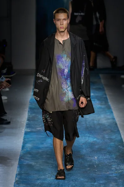 Look 18